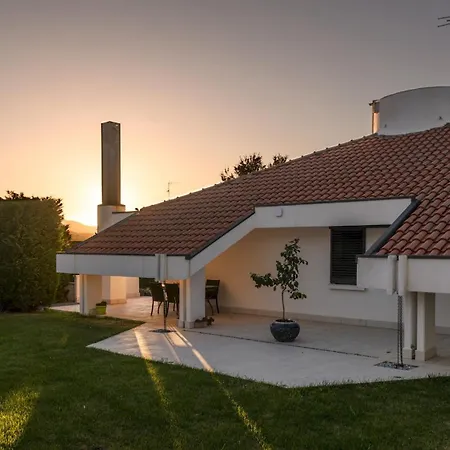 Вилла Vae Victis 6, Emma